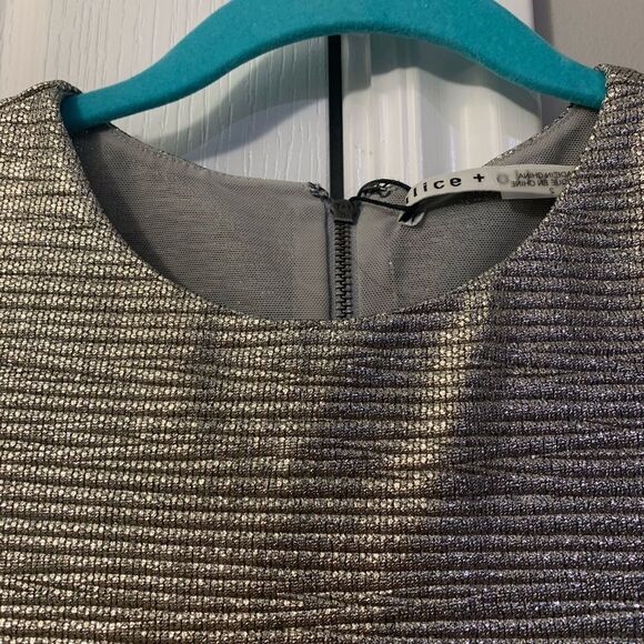 NWT Women’s Size 2💥Alice + Olivia💥Gold Luxe Metallic Finish Fitted Dress SEE - Picture 6 of 12